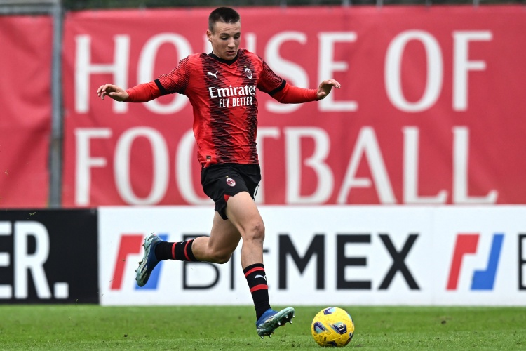 九游体育app官方下载-隆戈：卡马达不会冬窗回归米兰，他将继续效力莱切到本赛季结束